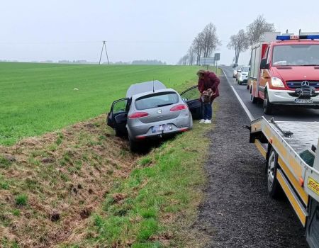 Zderzenie na DK91 pod Piotrkowem, samochód w rowie