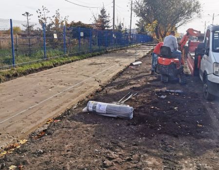 Powstaje ścieżka rowerowa i chodnik na ul. Żelaznej