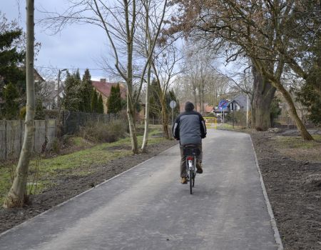 Otworzyli 260 metrów ścieżki w śladzie wąskotorówki