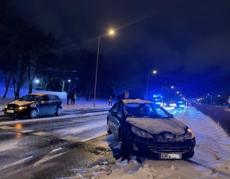 Bardzo ślisko i niebezpiecznie w Piotrkowie. Liczne kolizje i utrudnienia