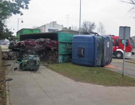 O włos od nieszczęścia! Ciężarówka ze złomem przewróciła się na chodnik