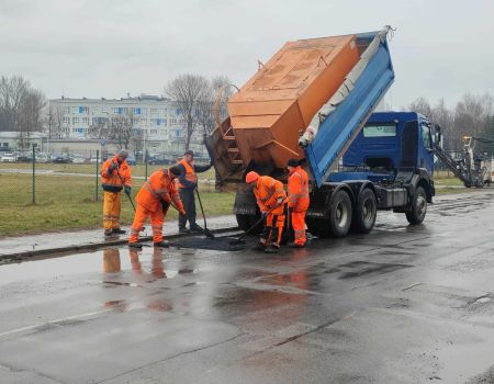 Utrudnienia na Wolborskiej. Ekipy łatają dziury