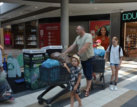 „Dobre Rzeczy” w Focus Mall Piotrków Trybunalski: zbiórka ubrań i tekstyliów dla planety i społeczności rozpoczęta