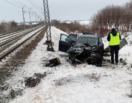 W Longinówce audi wjechało pod pociąg