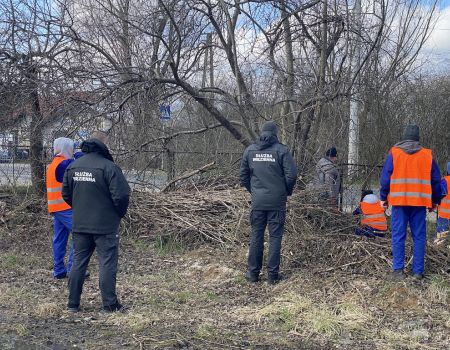 Osadzeni sprzątali lotnisko