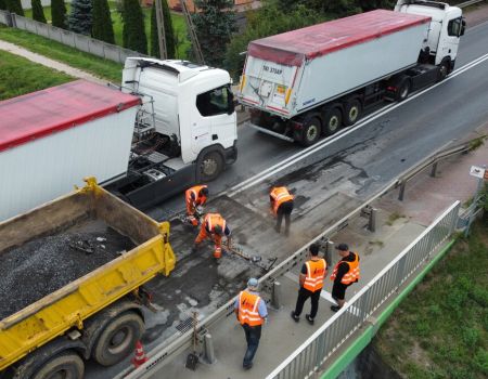 Spore utrudnienia na DK 12 w Sulejowie. Z powodu awarii drogowcy dziś nie skończą remontu [Aktualizacja]