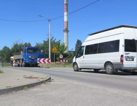 Przy przejeździe działają drogowcy. Uwaga na utrudnienia