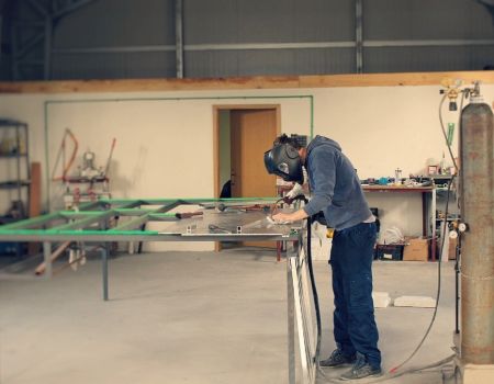 Zarękawki ochronne – bezpieczne przedramiona i ramiona w miejscu pracy