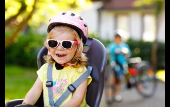 Odkryj tajemnicę bezpiecznych podróży z dzieckiem na rowerze. Odpowiedni fotelik to klucz!