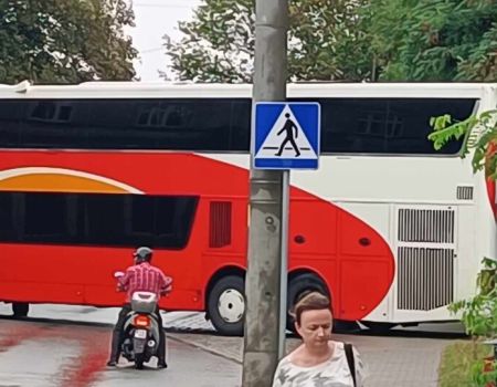 Olbrzymi piętrowy autobus zablokował Wojska Polskiego – kierowca wykazał się rozwagą