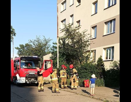 Ewakuacja mieszkańców jednego z wieżowców w Piotrkowie