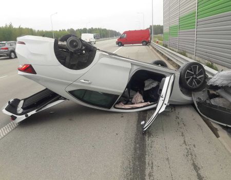 Wypadek na A1. Jeden z pojazdów dachował. Lądował LPR