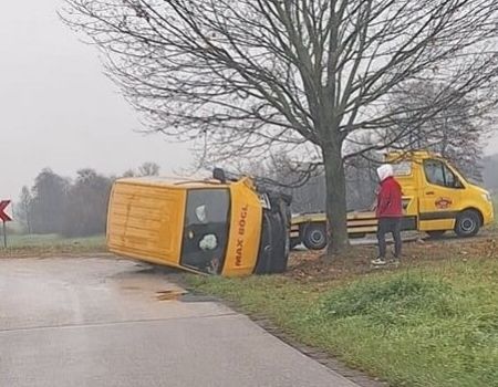 Wypadł z drogi i uderzył w drzewo