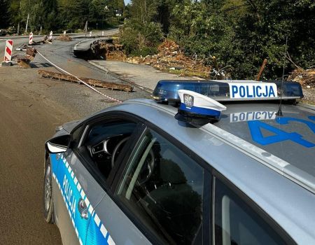 Piotrkowscy policjanci pomagają w akcji ratowniczej na terenach objętych powodzią