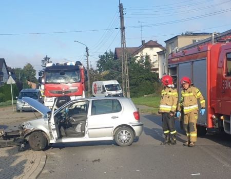 Zderzenie osobówek w Piotrkowie. Jedna wjechała w ogrodzenie