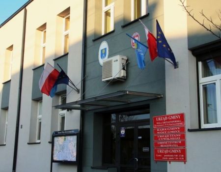 Przeprosili gminę Wola Krzysztoporska za „unijną flagę”