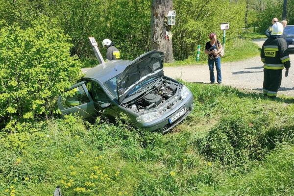 Zderzenie pojazdów na DK74 w gminie Sulejów. Kierowca peugota był pod wpływem alkoholu i uderzył w tył fiata, który następnie wpadł do rowu
