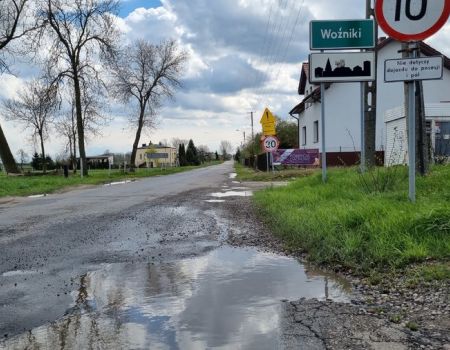 Kto naprawi drogę i kto wybuduje kanalizację? Kolejny spór między gminą Wola Krzysztoporska a powiatem piotrkowskim