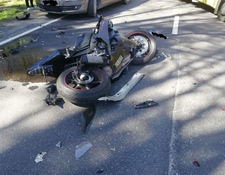 Zderzenie osobówki z motocyklem. Nie żyje 19-latka