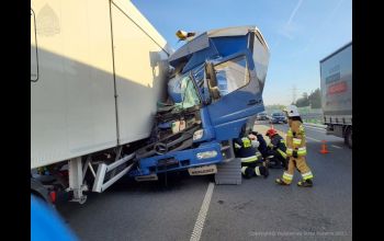 Zderzenie ciężarówek na autostradzie
