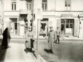 Niemieccy oficerowiena ulicy Stronczyskiego, pozujcy pod supem oznaczajcym granice piotrkowskiego getta.