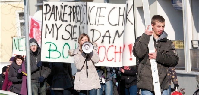  Wadze miasta postanowiy przenie siedzib IV LO do budynku Gimnazjum nr 2 przy ul. Broniewskiego. Spoeczno Liceum przeciwko tej decyzji protestuje od lutego.