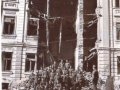 Niemieccy onierze na tle zbombardowanej kamienicy przy ulicy Sienkiewicza. 