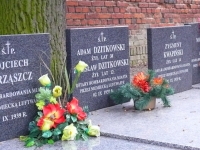 Groby ofiar bombardowania na Nowym Cmentarzu.
