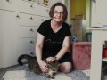 Pani Marzena, mieszkanka os. Wyzwolenia w Piotrkowie, ma swojego kota, ale nie zapomina te o tych wolno yjcych na osiedlu. Zwierztom pomaga od kilkunastu lat. 