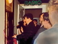 Prezydent Michał Rżanek symbolicznie przecina kabel mikrofonowy w drzwiach studia radiowego
