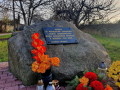 Gaz pamitkowy w Longinwce upamitniajcy zamordowanych granatami cywili.