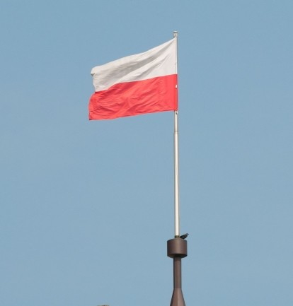 Flaga powiewajca nad piotrkowskim Zamkiem Krlewskim.