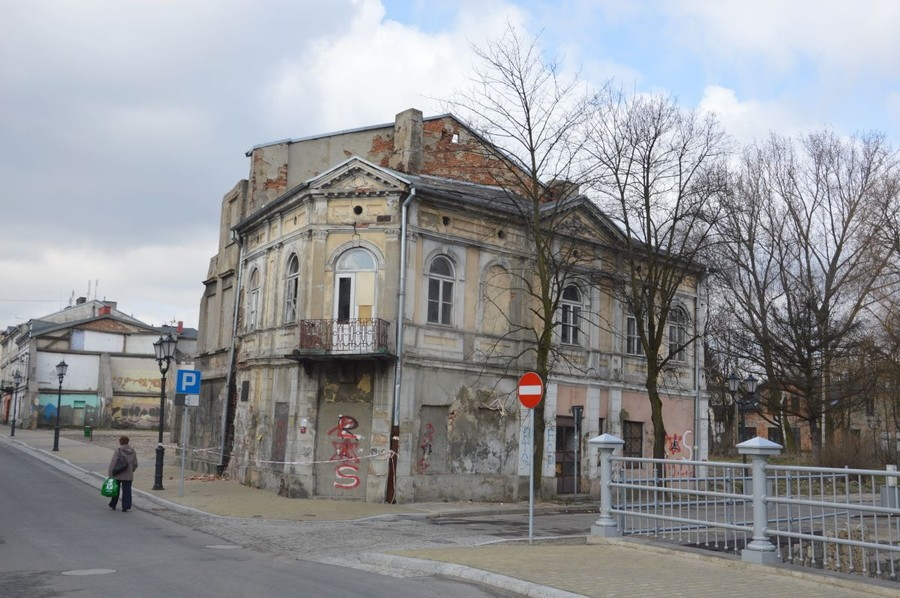 Ruina przy ul. Starowarszawskiej 18 zagraa bezpieczestwu przechodniw 