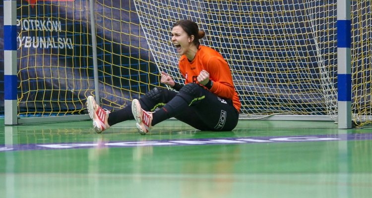 Karolina Sarnecka obronia cztery rzuty karne. Fot.: www.piotrcovia.pl