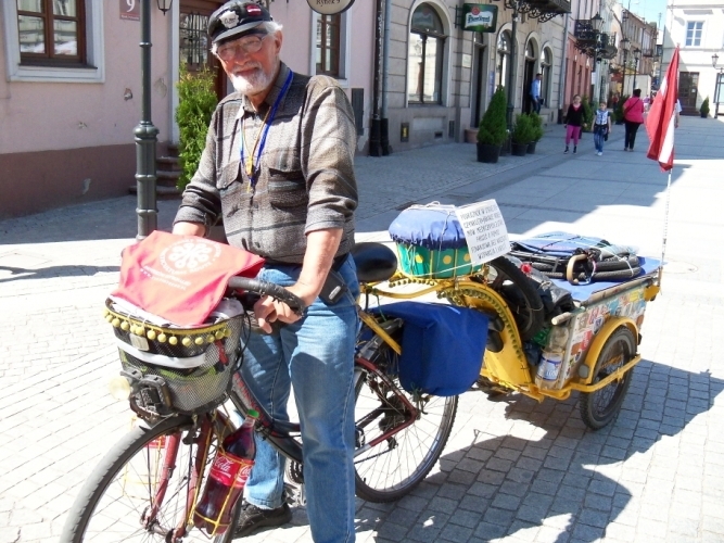 Turysta z otwy przyjecha do Piotrkowa na rowerze. Maj 2011.