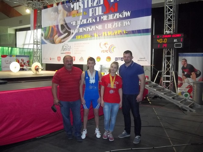 Od lewej trener Henryk Furmaniuk, medalisci ukasz i Karolina Hyla oraz Szymon Koecki, prezes PZPC