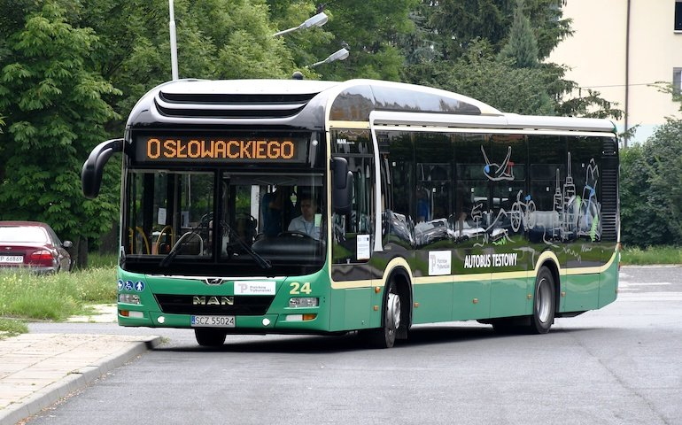 Na zdjciu testowany w lipcu autobus hybrydowy | Fot. UM Piotrkw