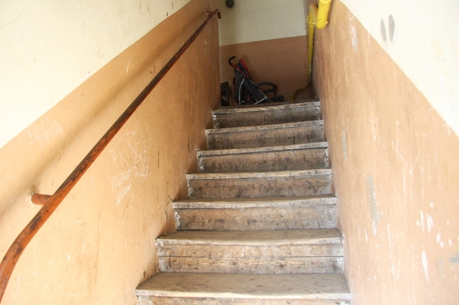 Zniszczone klatki schodowe zostan pomalowane wie farb.
