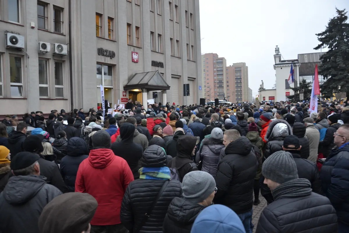 Mieszkacy Piotrkowa w styczniu protestowali przeciwko podwykom cen ciepa. Pokosiem tego wydarzenia jest inicjatywa odwoania Krzysztofa Chojniaka z funkcji prezydenta Piotrkowa.