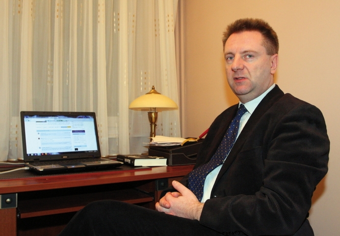 Dyrektor Sokalski wychodzi z pienidzmi w region