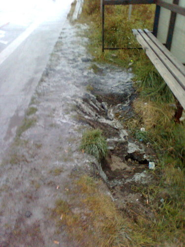 Padziernik 2011. Podczas deszczu przez przystanek przelewa si 