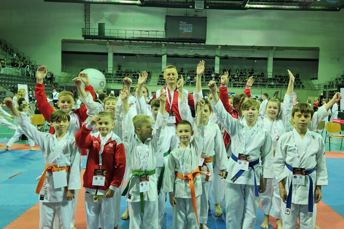 Młodzi karatecy z medalami
