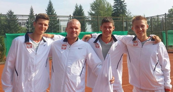 Reprezentacja w penym skadzie, od lewej: H. Hurkacz, trener J. Ulczyski oraz K. Majchrzak i J. Zieliski, fot.: Facebook
