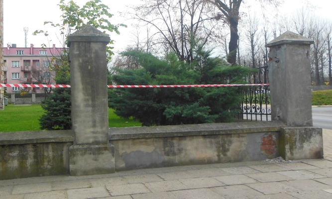 Znikno ogrodzenie sprzed piotrkowskiego muzeum