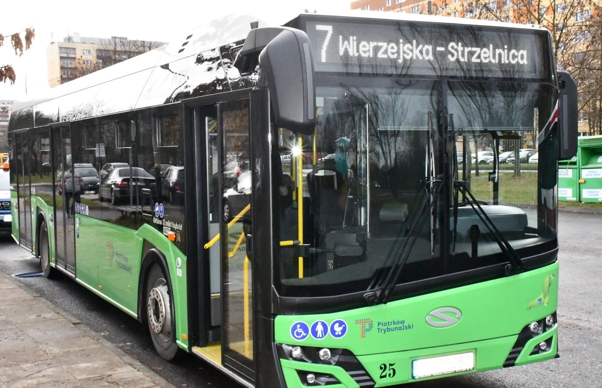 Autobusy hybrydowe od połowy stycznia wożą pasażerów MZK w Piotrkowie Trybunalskim. W połowie roku mają do nich dołączyć elektryki