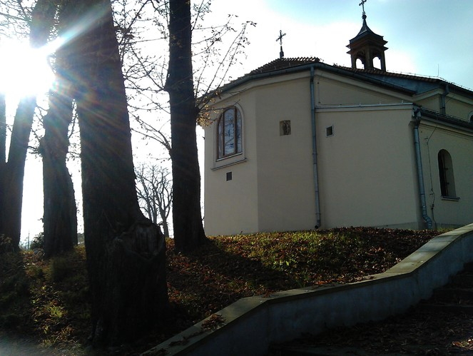 Pierwszym odnotowanym w dziejach miasta piotrkowskim cmentarzem by cmentarz usytuowany wok kocika Nawiedzenia N.M.P.