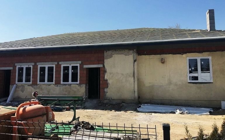 Gmina Wolbórz: Nowy dach na Domu Ludowym w Goleszach Dużych