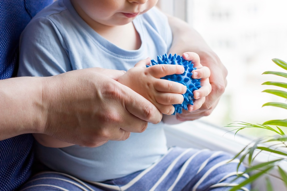 Czym s zabawki sensoryczne dla niemowlt i jak wpywaj na rozwj dziecka?
