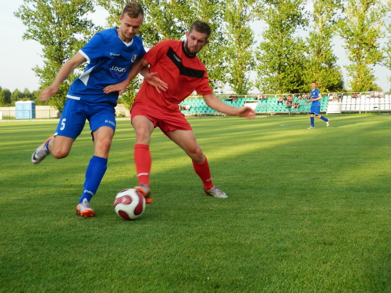 Podczas meczu z LKS Mniszkw zawodnicy Polonii nie odpuszczali, Dariusz Kukuka stoczy kilka zacitych pojedynkw.