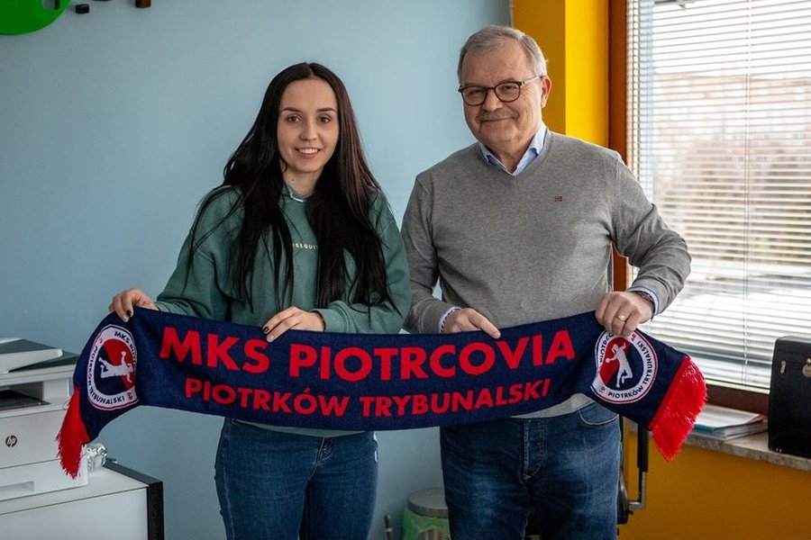 Na zdjciu nowa zawodniczka i prezes Piotrcovii Marek Ostrowski. Fot.: www.piotrcovia.pl.